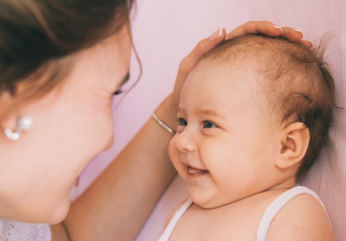 Pirmaisiais mėnesiais geriausias vaizdas mažyliui – mamos ar tėčio veidas.