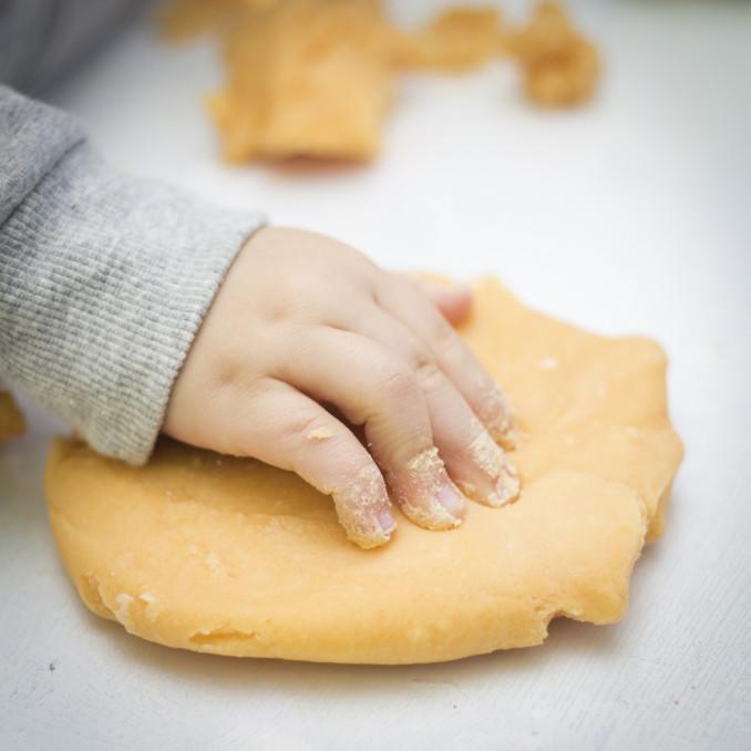 Tešla arba plastilinas padeda lavinti vaiko smulkiąją motoriką.