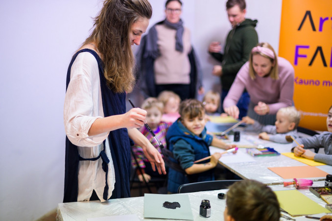 „Kaunas Art Book Fair“ sekmadienis: kūrybinės dirbtuvės vaikams, skaitymai ir pirmosios mugės knygelės pristatymas