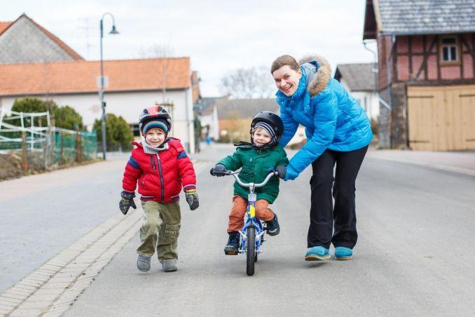 Be abejo, jeigu vaikystės patirtis neigiama, žmogui sunku patikėti, kad gali būti laimingas, bet vis dėlto neužkerta kelio mylėti ir būti laimingam.